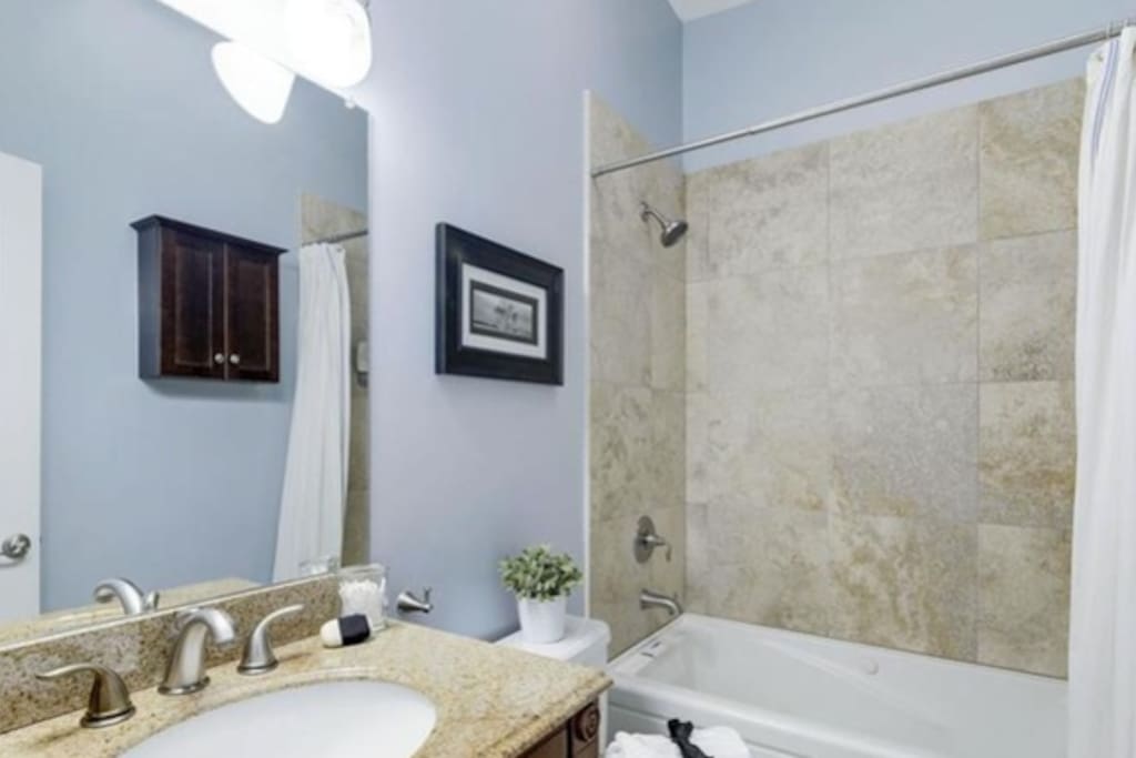 Upstairs full bathroom.