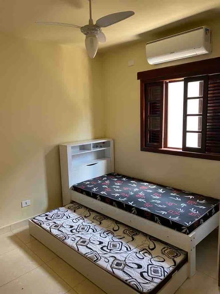 Dormitorio 2.
Vista para lateral da casa.