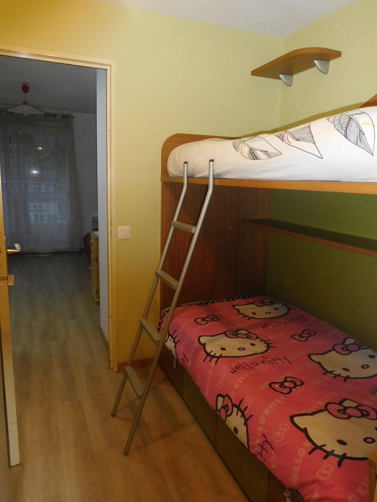 带双层床的壁廊 