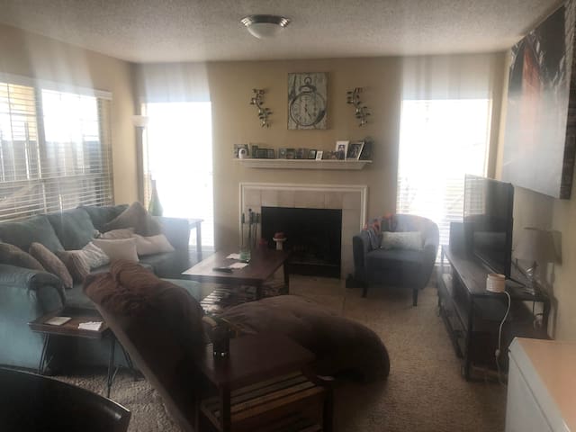 Crash pad DOWNTOWN Memphis NEAR ALL! Clean & safe!