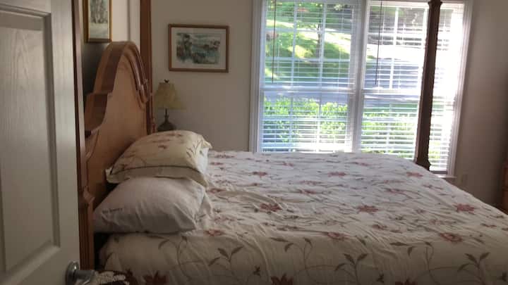 ห้องสวีท 2 (King & Semi-Private Bath, ชั้นหลัก)