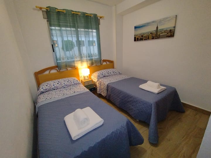 Habitación 2, con dos camas de 90x190 y armario