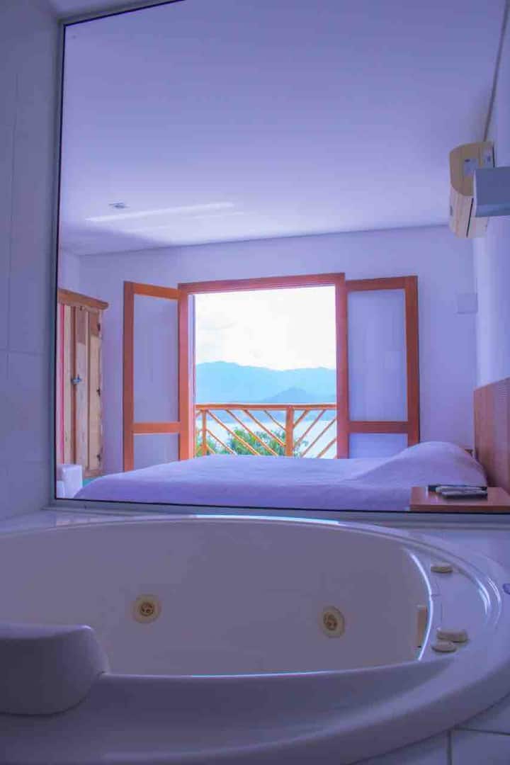 Vue sur le jacuzzi depuis la suite parentale