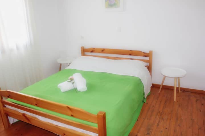 Ფართო ვილა ნიკიტიში - საძინებელი 2 (1 ორადგილიანი საწოლი)