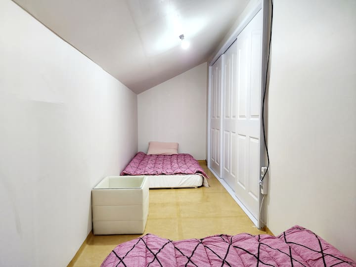 È una camera da letto 1 al secondo piano (piano matrimoniale), che è un po' stretta (2 set di letti singoli). Tuttavia, è accogliente. I bambini lo adorano.