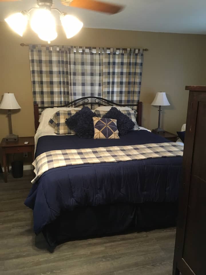 Chumba kikubwa cha kulala na kitanda cha ukubwa wa Cal king