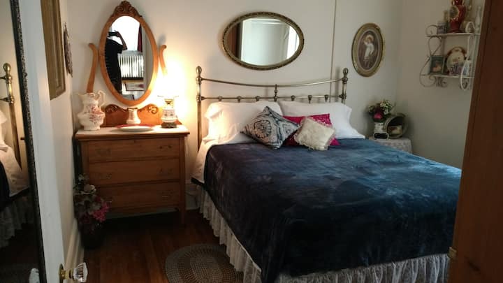 Sleep well in the charming master bedroom on a super comfortable Queen bed. 