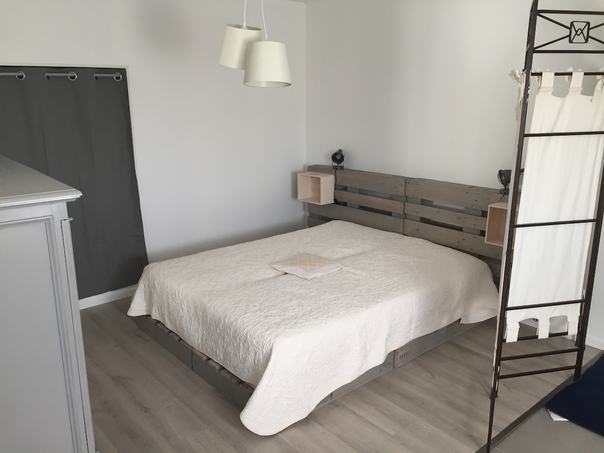 dormitorio principal , planta baja, cama de 160, baño