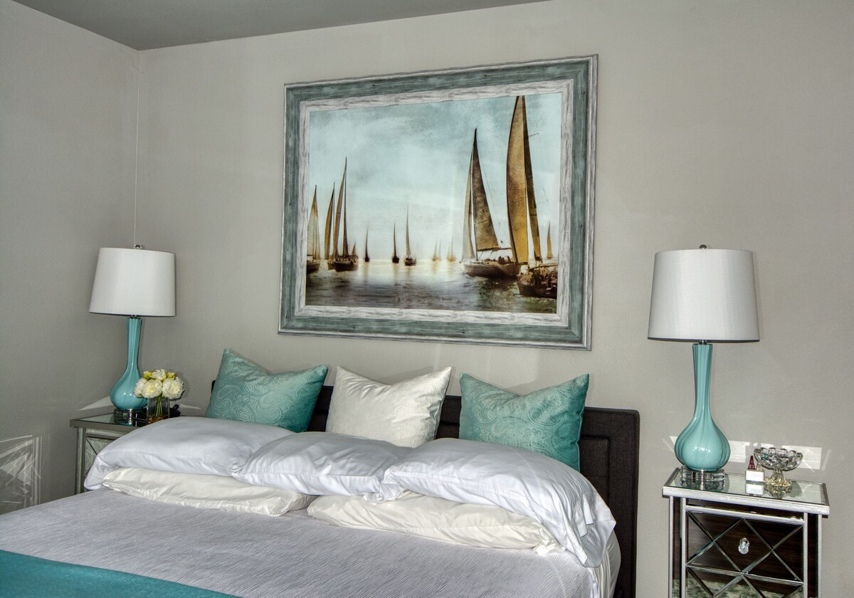 מיטת קינג סייז בחדר השינה הראשי