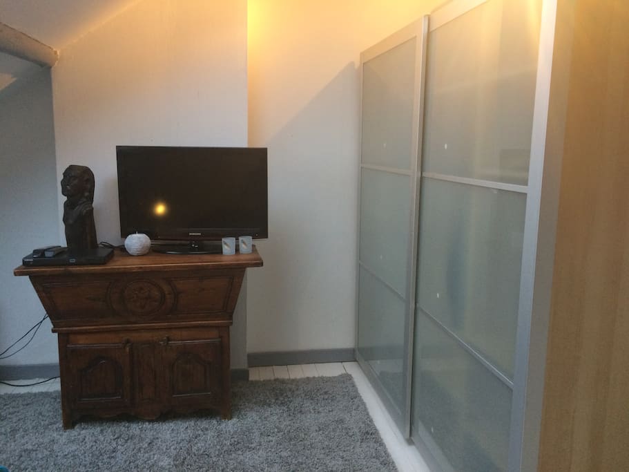 Chambre 2ème étage télévision raccordée à lecteur vidéo (très grand choix de vidéos)