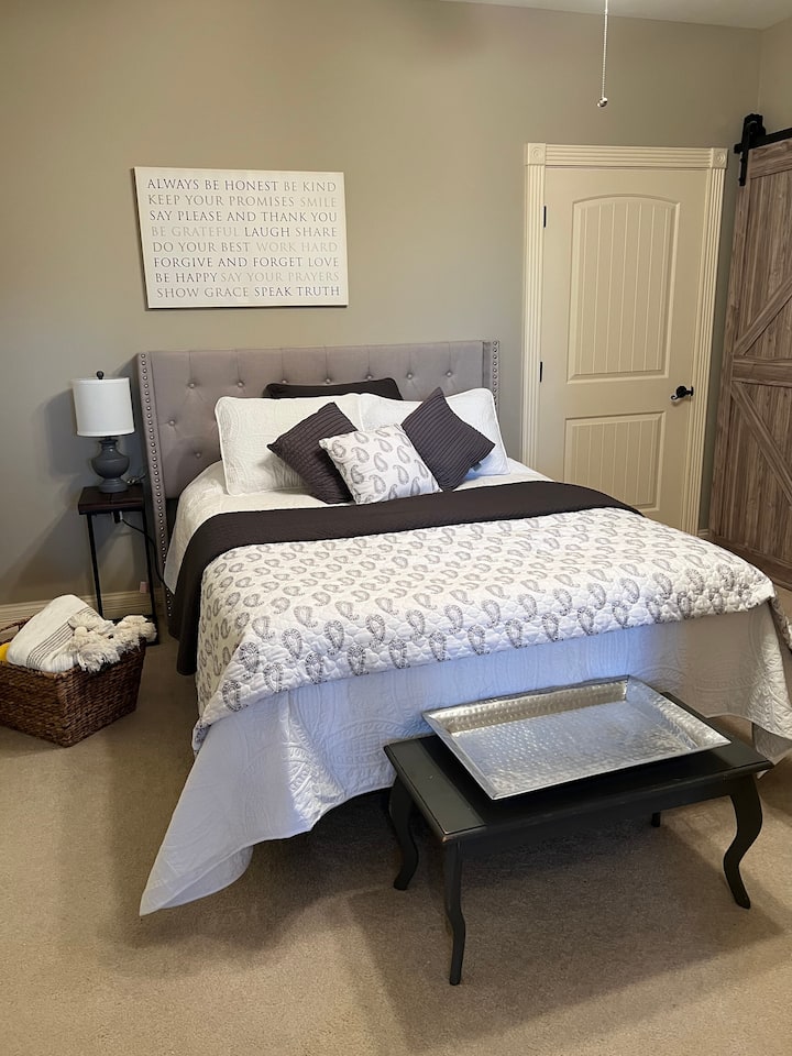 ห้องนอนที่ 2 พร้อมที่นอนควีนไซส์ที่สะดวกสบาย