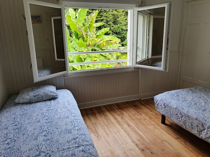 غرفة نوم ثانية بإطلالات على الحديقة 