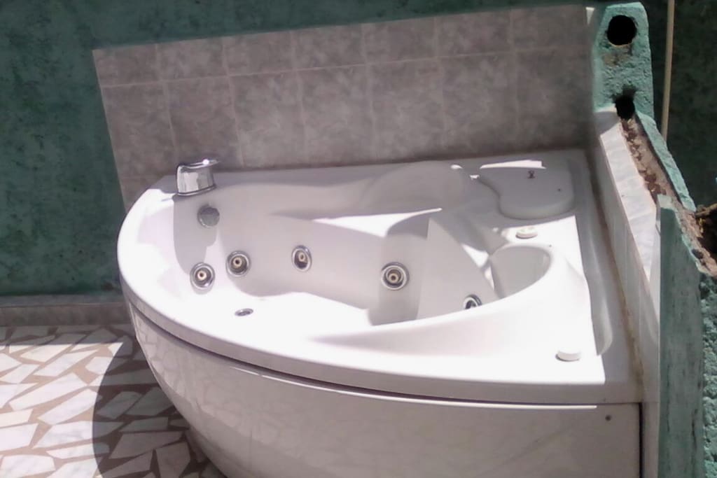El jacuzzi se encuentra en el patio trasero