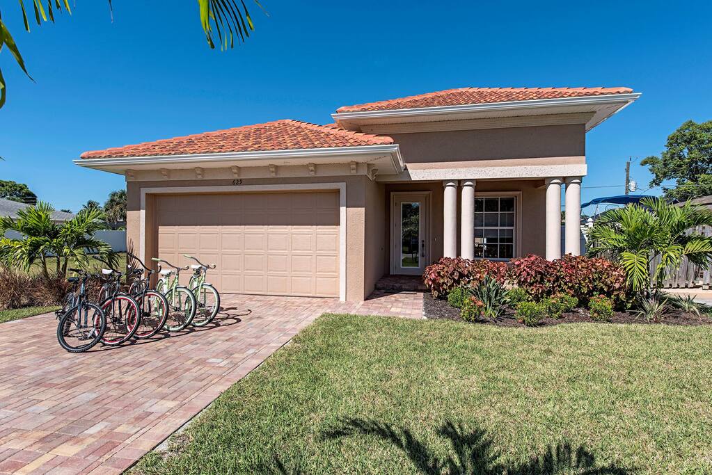 Gulf Breeze. New 2015. 3 bdrm 2.5 baths. Pool / spa, walk or ride bikes to beach