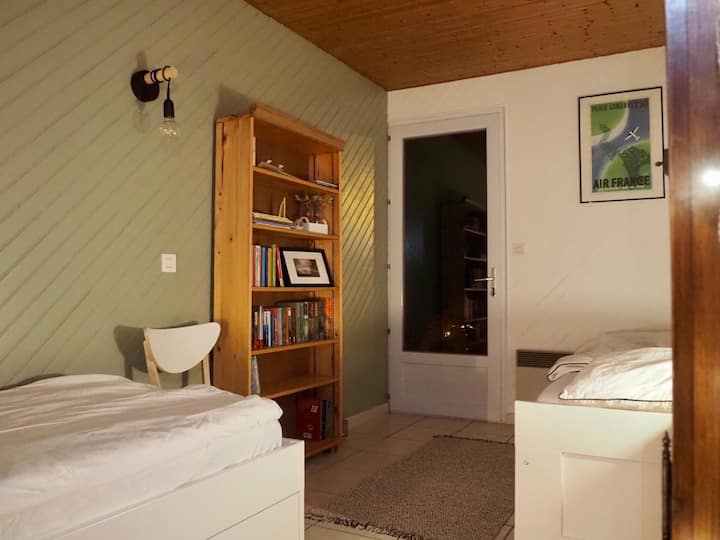 Spavaća soba 2 opremljena je krevetom za jednu osobu i krevetom na izvlačenje. 