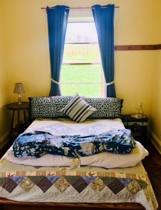 Bedroom with queen size bed