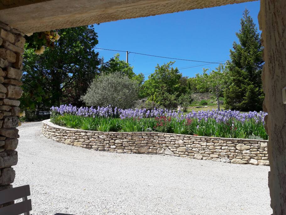 entrée de la propriété vue de la terrasse couverte
