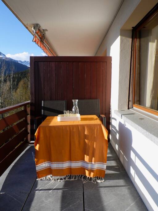 Grand balcon ensoleillé et equipé