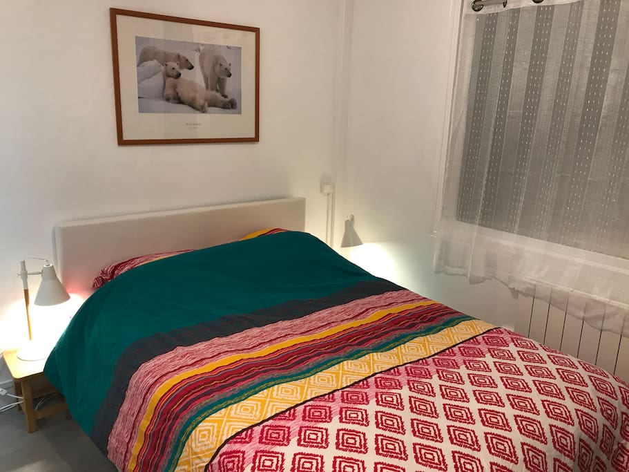 chambre parentale lit 140X 200 avec salle de bain et TV
