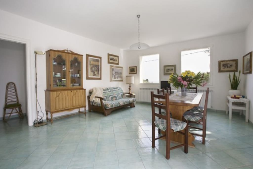 Salotto con divano letto e zona pranzo