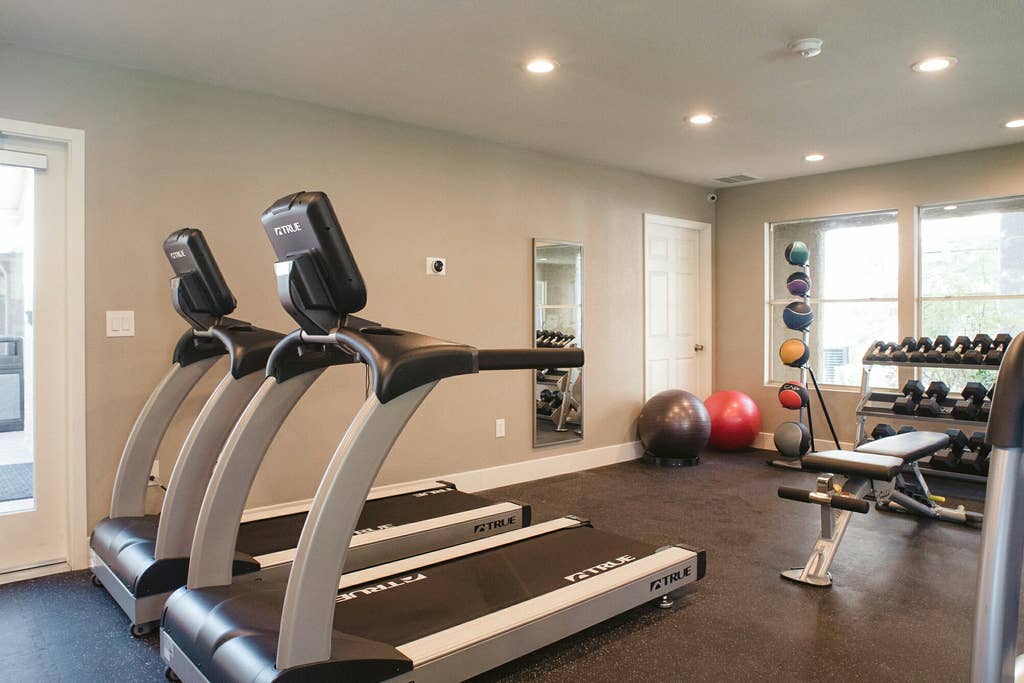 Elegant 2BR/2BA, near Strip, free Parking/Gym/Pool