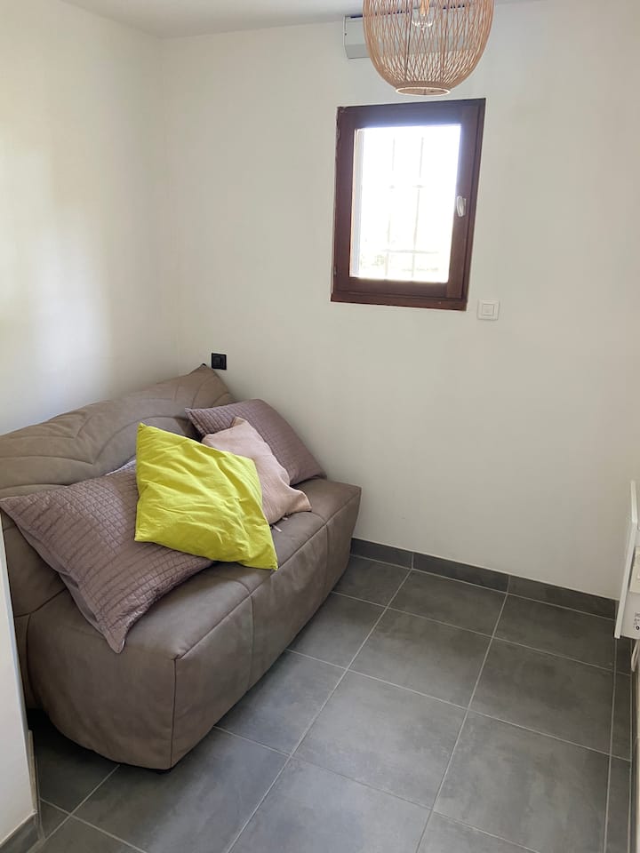 кауч на спуштање со 3 спални соби
140