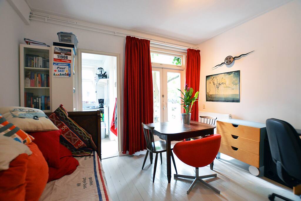 Overview of the living room with the kitchen and terrace in the back