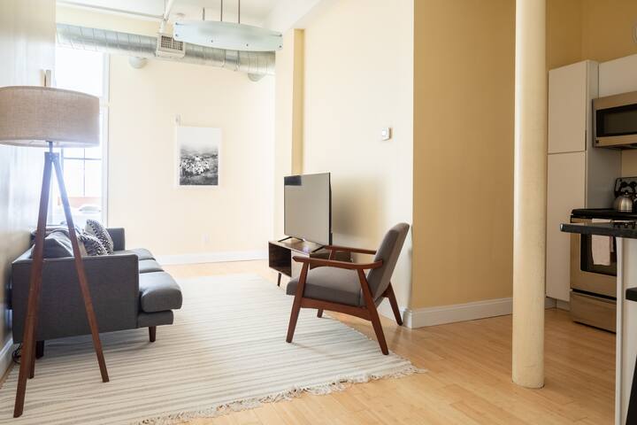 Large Ceilings | Centrally Located 4bed 2bath gallery image 4