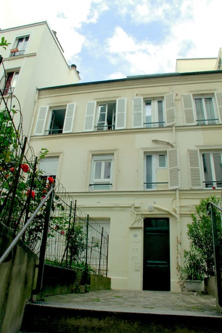 Petit bâtiment à situé à l'intérieur d'une jolie et calme cour.