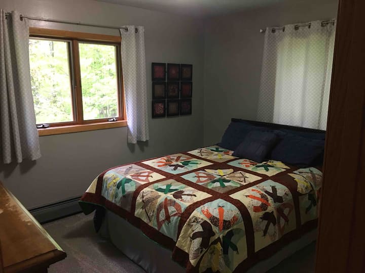 Niveli kryesor Dhoma e gjumit #1
Krevat dopio "One Queen"