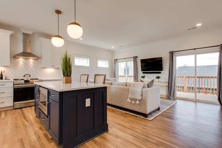 Quiet & Stylish 2BD East Nash House