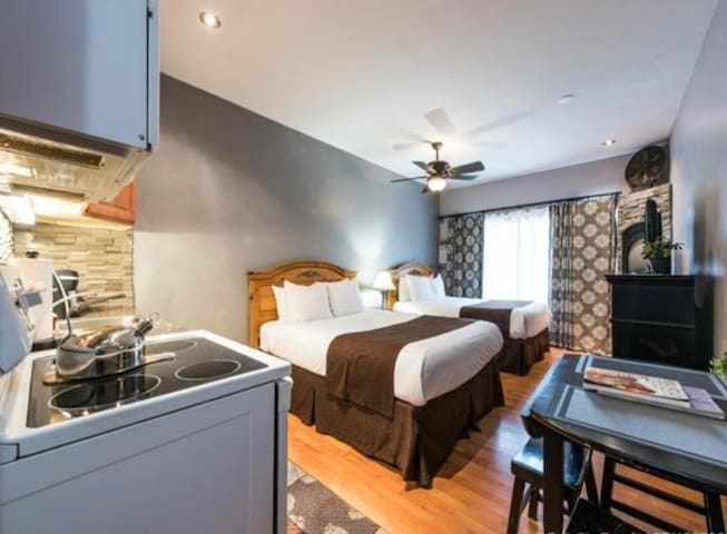 Close to EVERYTHING Comfy Park City Studio