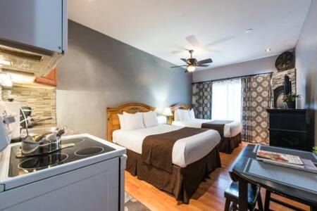 Close to EVERYTHING Comfy Park City Studio