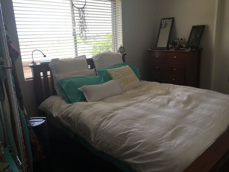 bedroom (super cozy bed)