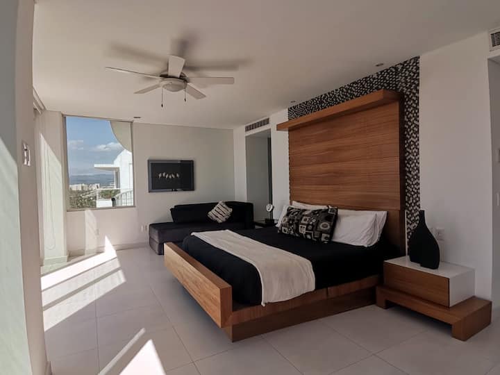 נראה שחדר השינה הראשי צף מעל האוקיינוס. לישון עם הצליל הזה זה קסום