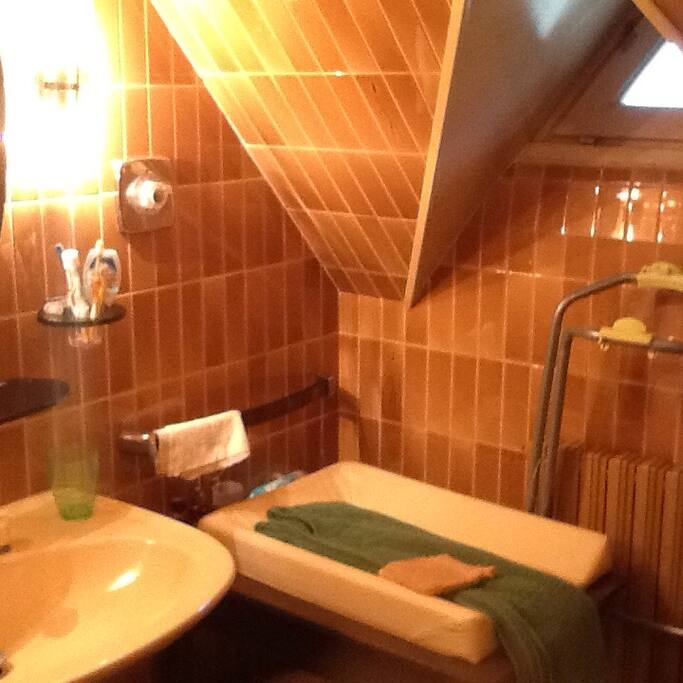 Salle de bain à côté de la chambre