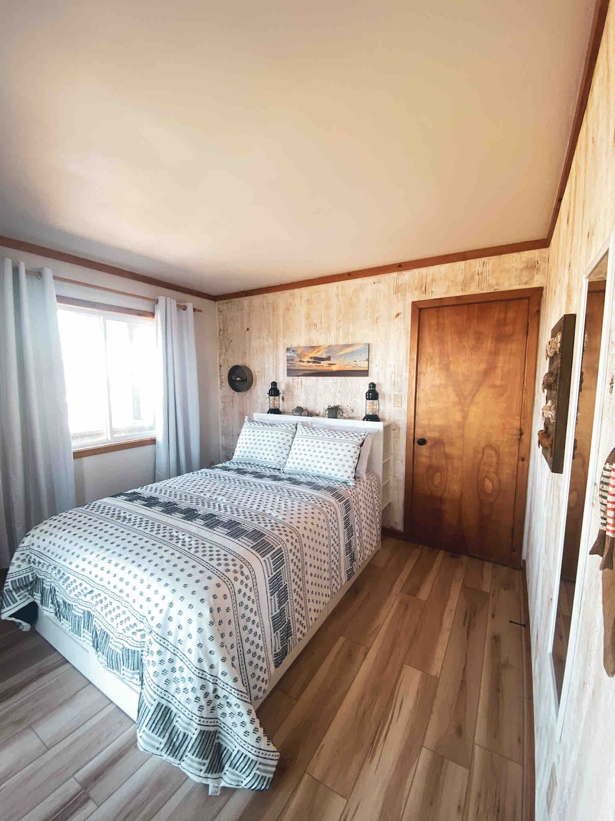 El marco de la cama doble tiene cuatro cajones grandes para guardar.