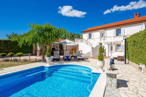 Popular Airbnb listing: Villa Seastar With A Private Swimming Pool in Muraj