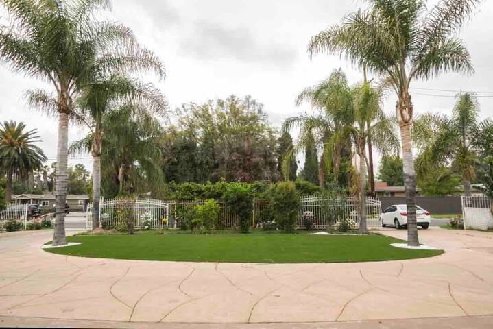 Peaceful 4 bd 2 bth home in Northridge/ sleeps 10 gallery image 4
