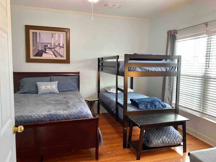 Segundo dormitorio con cama tamaño queen y litera individual.   También tenía un televisor inteligente de pantalla plana y un reproductor de DVD. 