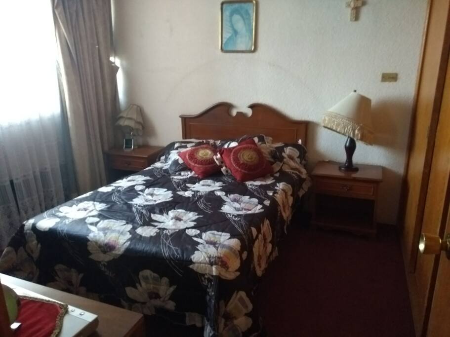 recamara con cama matrimonial