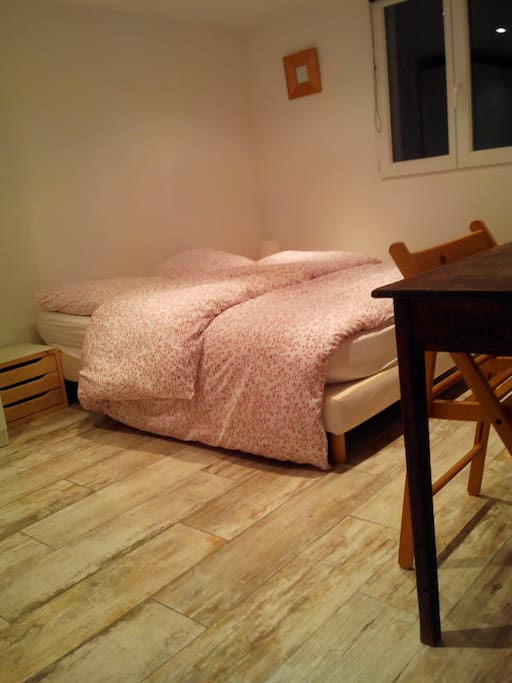 Votre lit avec 2 tables de nuit et 2 lampes de chevet