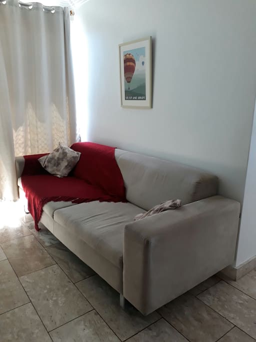 Sofá de 2,0 metros podendo ser utilizado tambem como cama.