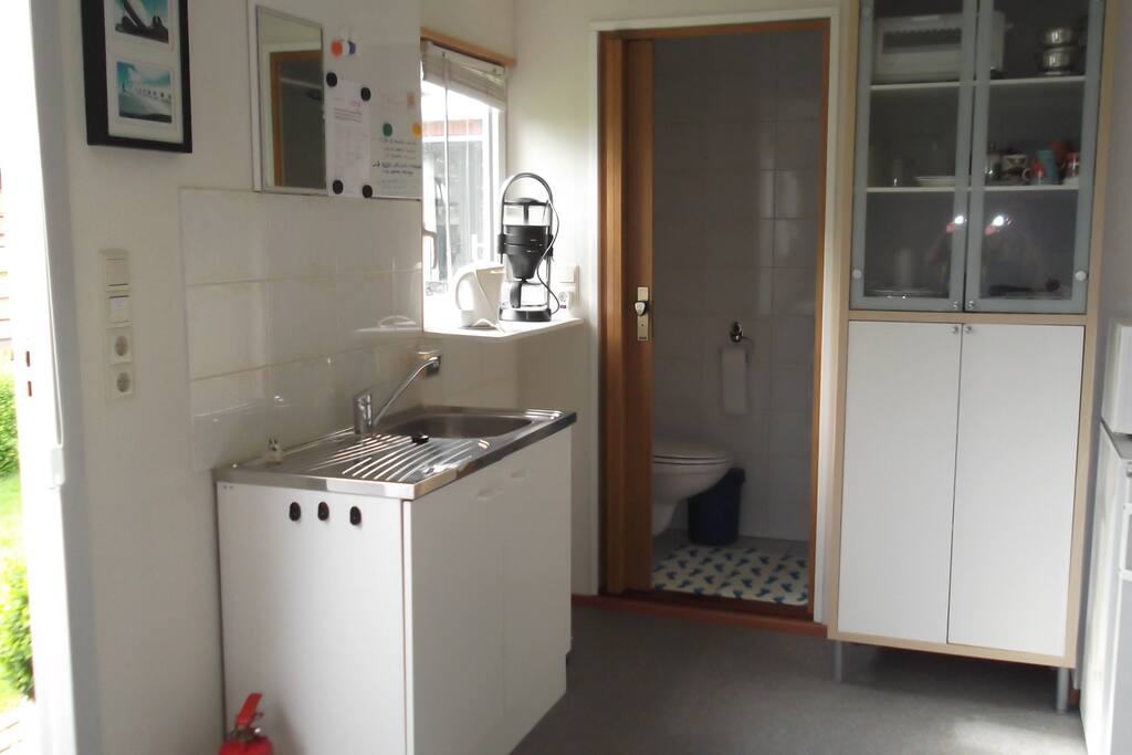 Er is een koelkast, een magnetron en een kleine oven voor bv pizza warm te maken