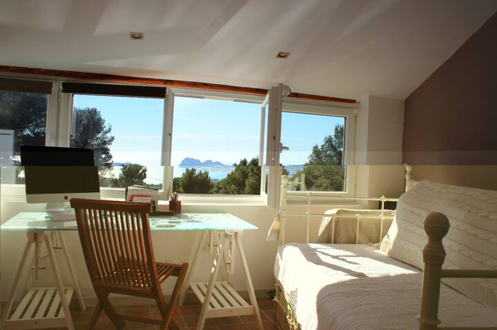 卧室：床200x160和一张90x200的床，可通往露台。