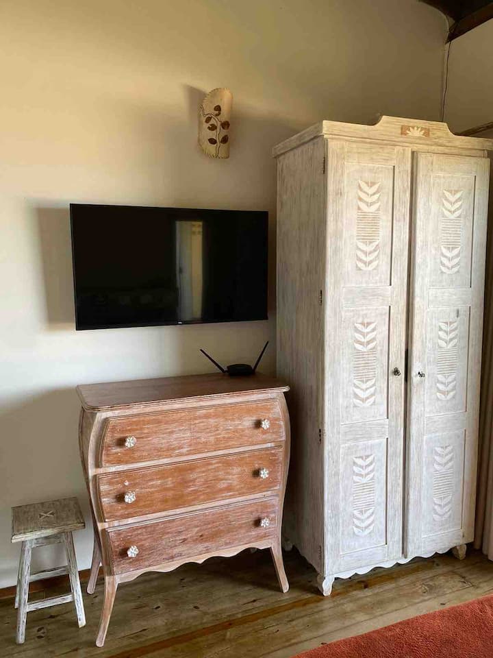 חדר עם טלוויזיה, שידה זמינה ו - Wi - Fi. 