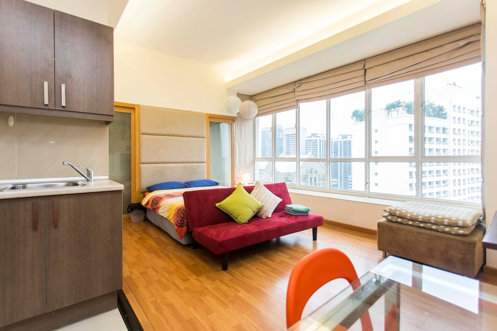 Bright and sunny studio with a comfy full sized queen bed.