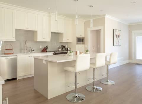 Top performing Airbnb: Brand New Luxury Custom Home near Metrotown in Metrotown