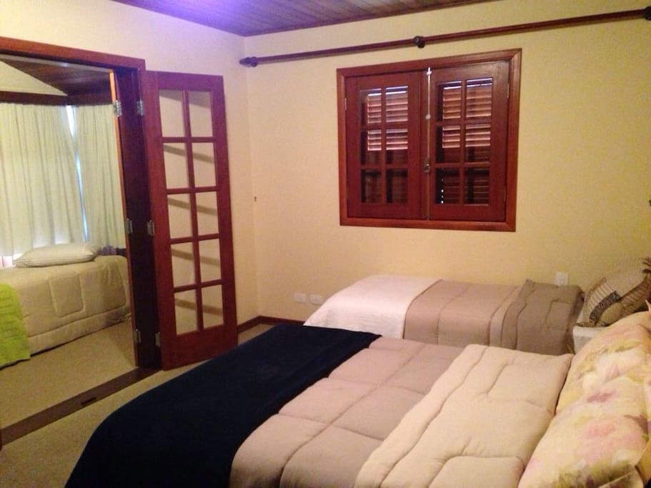 Suite com cama de casal e uma de solteiro