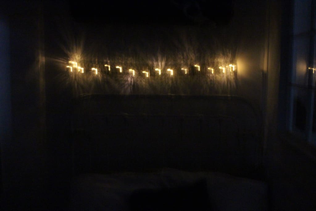 Light installment above the bed for a romanic evening.